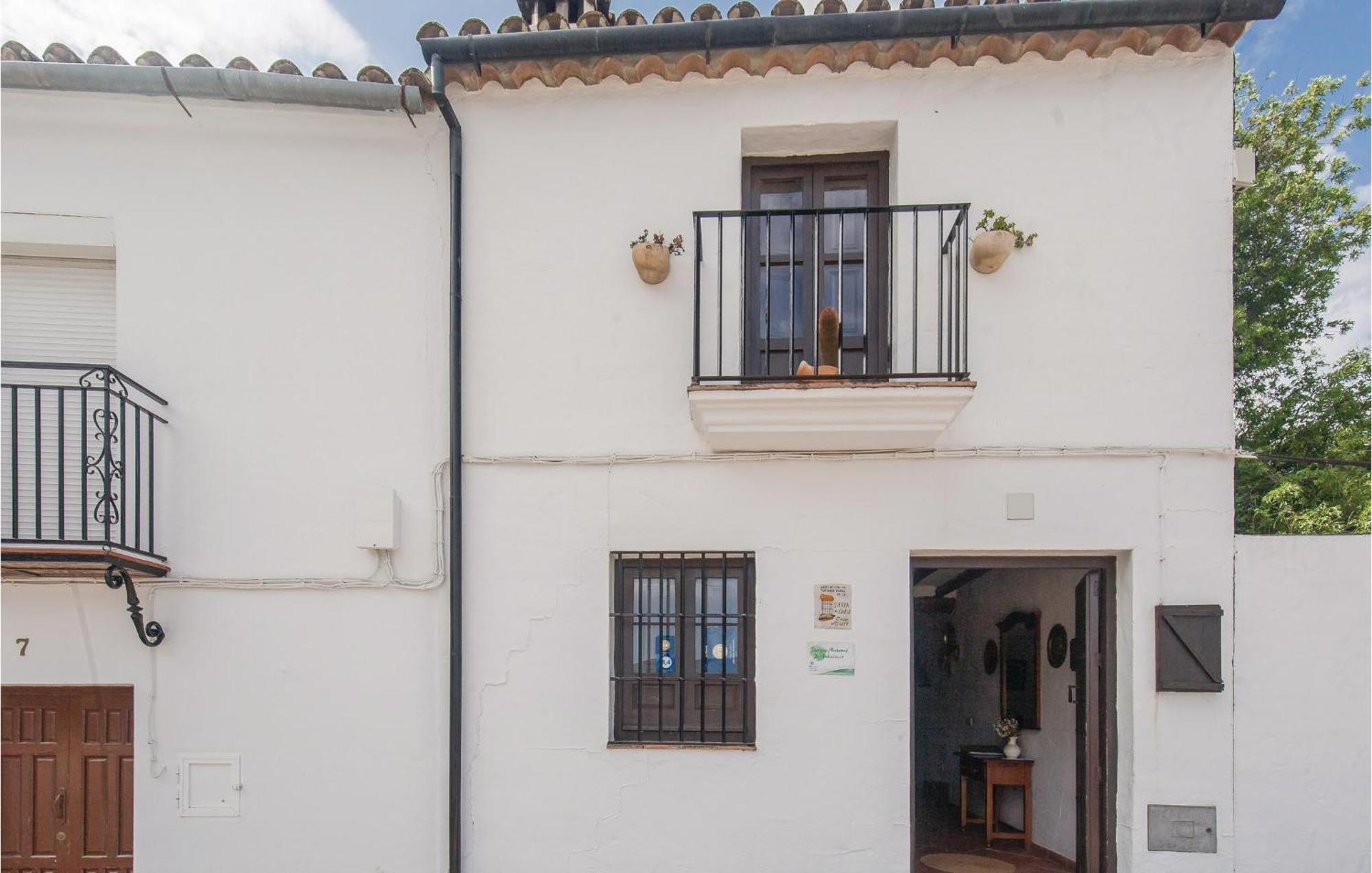 Cozy Home In Zahara De La Sierra With Kitchen Exterior foto